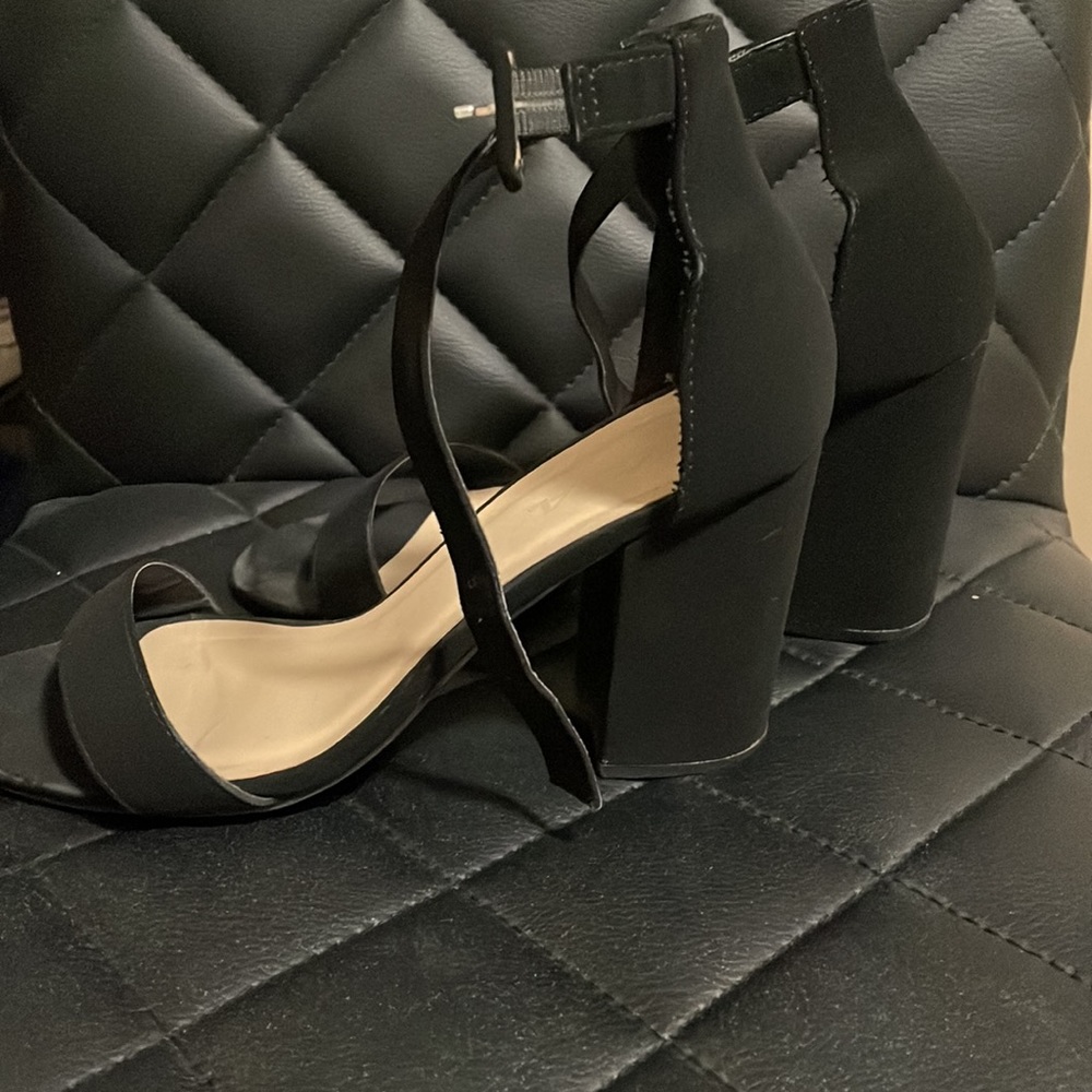 •BLACK HEELS• - Picture 3 of 8